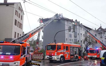 Großeinsatz in Stuttgart - Feuerwehrmann bei Brand verletzt