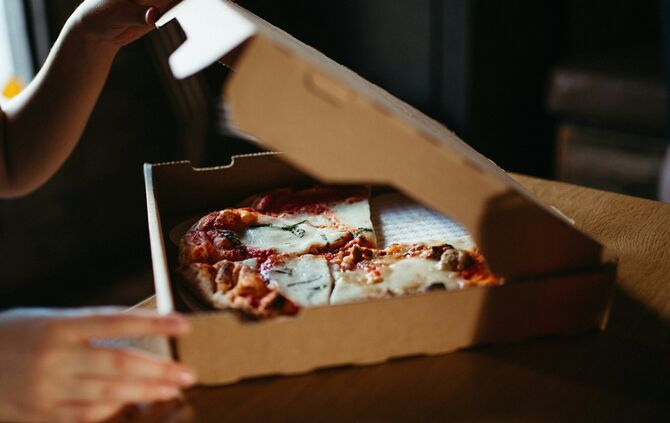 Pizza Pizzakarton Lieferservice Lieferdienst Pizzabote