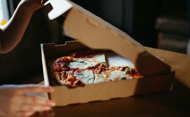 Pizza Pizzakarton Lieferservice Lieferdienst Pizzabote