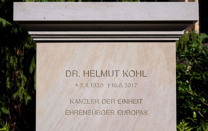 Grab von Helmut Kohl neu gestaltet