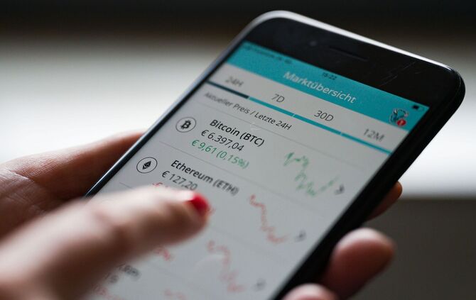Eine Frau bedient die App "Bison"