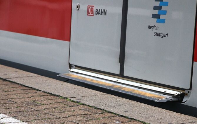 S-Bahn sbahn s bahn Tür trittbrett bahnsteig symbol symbolbild symbolfoto - 1