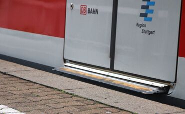 S-Bahn sbahn s bahn Tür trittbrett bahnsteig symbol symbolbild symbolfoto - 1