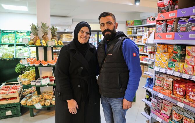 Zeliha und Kenan Yildiz im Türkischer Supermarkt in Korb.