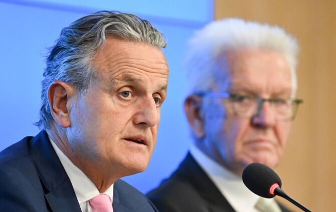 Frank Nopper (l, CDU), Oberbürgermeister der Stadt Stuttgart