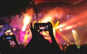 konzert festival konzerte show musik musiker sänger sängerin symbol symbolfoto symbolbild