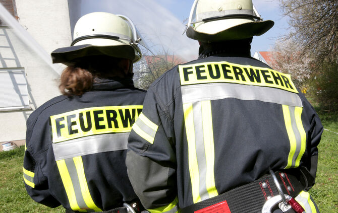 Feuerwehr Blaulicht Feuerwehrleute Feuerwehrmann  112 Einsatz Feuerwehreinsatz Symbol Symbolbild symbolfoto