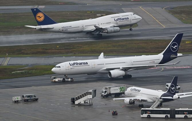 Jets von Boeing und Airbus am Flughafen Frankfurt am Main