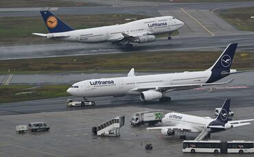 Jets von Boeing und Airbus am Flughafen Frankfurt am Main