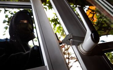 Gestelltes Symbolbild Einbruch