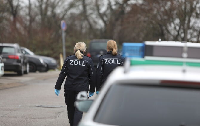 Zoll Kontrolle zöllner verzollen schwarzarbeit symbol symbolbild symbolfoto