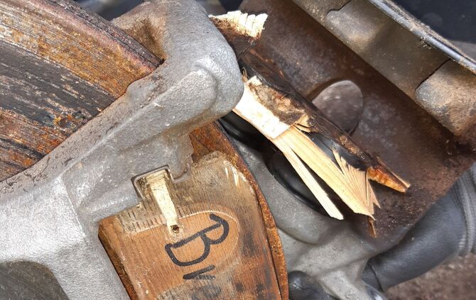 «Lebensgefährliche» Bremsklötze aus Holz an Luxus-SUV