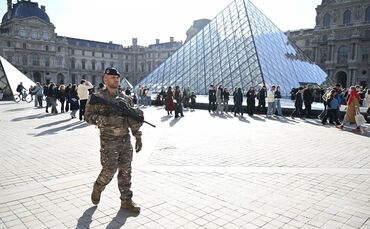 Nach Raubüberfall auf Louvre in Paris