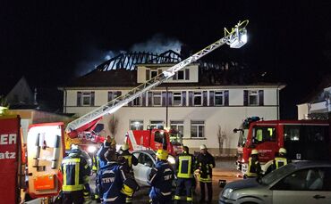 Bewohner verursachte Brand in Mehrfamilienhaus