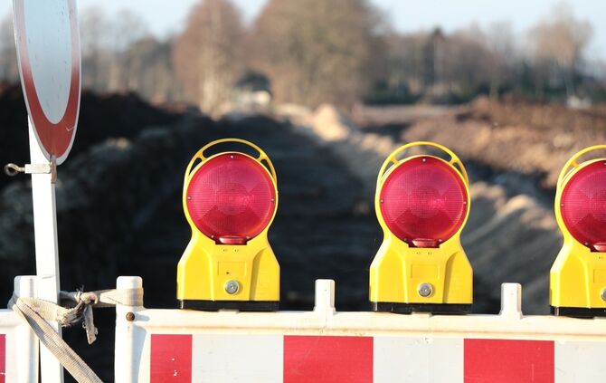 Baustelle Absperrung Umleitung Straßenbau Straßensperrung Vollsperrung Symbol Symbolbild Symbolfoto