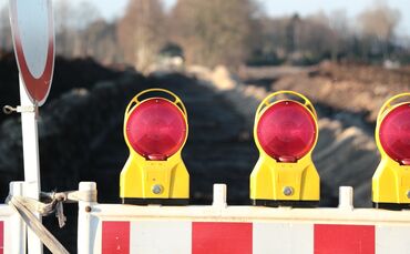 Baustelle Absperrung Umleitung Straßenbau Straßensperrung Vollsperrung Symbol Symbolbild Symbolfoto