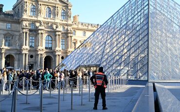 Nach Raubüberfall auf Louvre in Paris