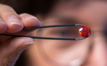 Über den Tod hinaus – Wenn Asche zum Gedenkdiamanten wird