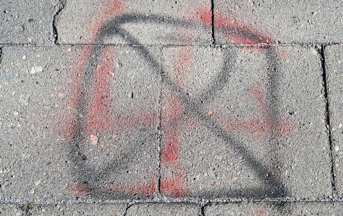 Übermalte Hakenkreuz-Schmiererei