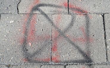 Übermalte Hakenkreuz-Schmiererei