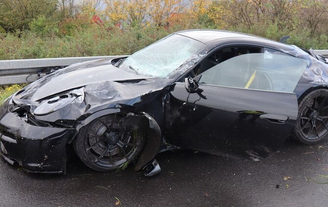 Porsche prallt gegen Leitplanke - Totalschaden