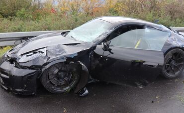 Porsche prallt gegen Leitplanke - Totalschaden