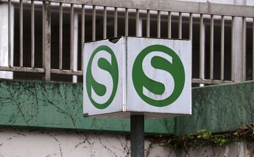 S-Bahn sbahn s bahn Symbolbild  Haltestelle Bahnhof  Symbol symbolbild symbolfoto