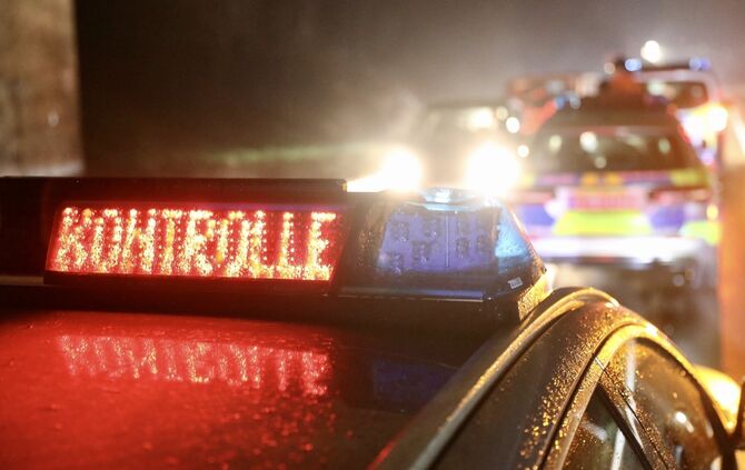 Polizei nachts ausgangsbeschränkung kontrolle Präsens symbol symbolbild symbolfoto