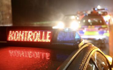 Polizei nachts ausgangsbeschränkung kontrolle Präsens symbol symbolbild symbolfoto