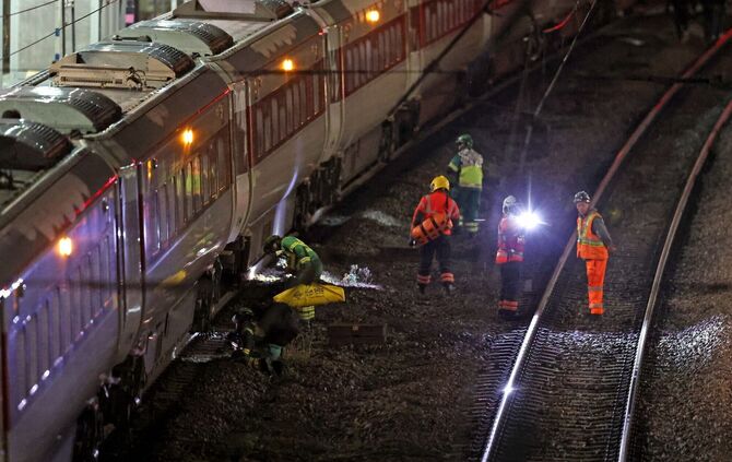 Mehrere Menschen im Zug in England niedergestochen