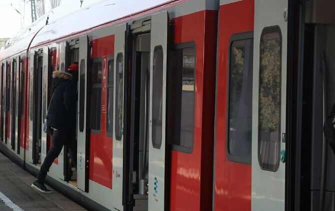 S-Bahn sbahn s bahn bahnhof bahnsteig symbol symbolbild symbolfoto - 1