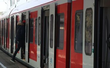 S-Bahn sbahn s bahn bahnhof bahnsteig symbol symbolbild symbolfoto - 1