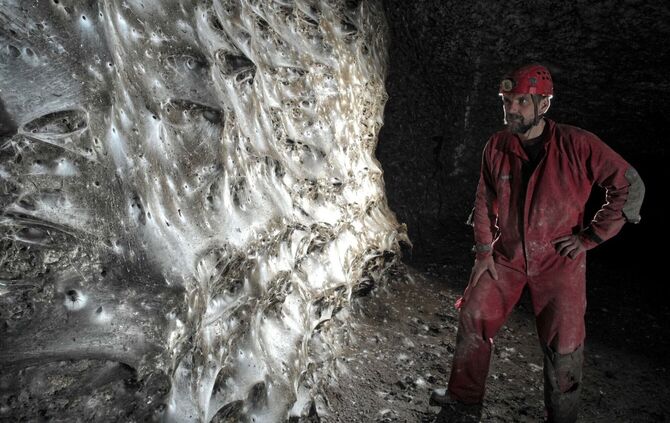 Griechenland: Spinnennetz in Höhle entdeckt