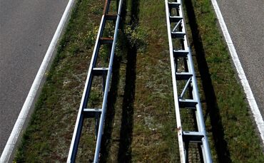 Leitplanke Symbol Symbolbild Mittelleitplanke