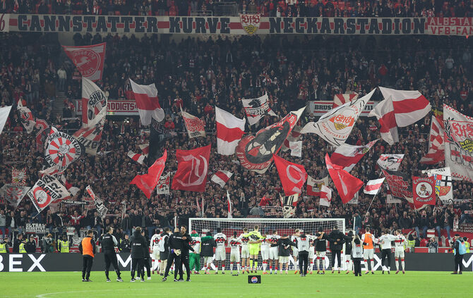 Fußball  VfB Stuttgart vs. FC Augsburg