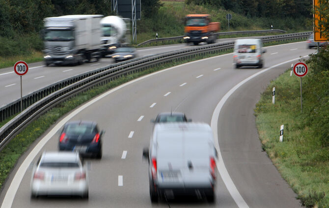 B29 tempo geschwindigkeit 120 100 Bundesstrasse weinstadt verkehr symbol symbolbild symbolfoto