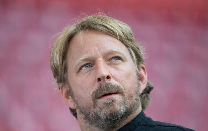 Stuttgarts Sportdirektor Sven Mislintat vor dem Spiel