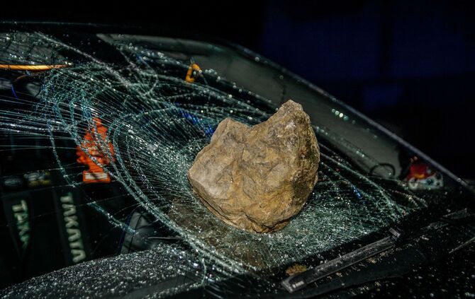 Sindelfingen: Auto durch Stein beschaedigt - Polizei sucht dringend Zeugen