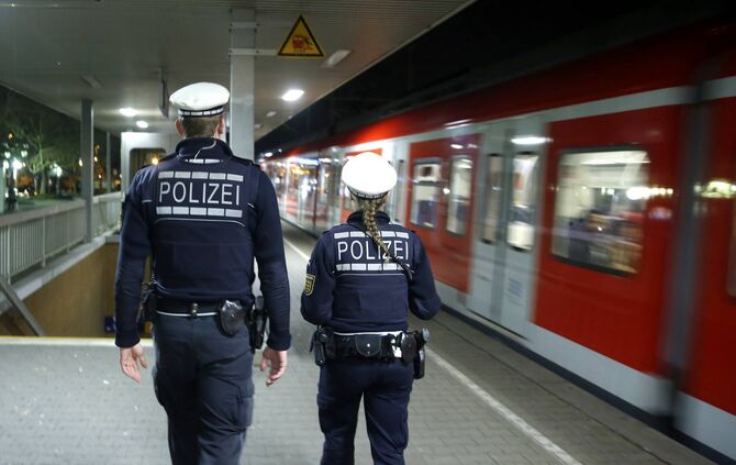 Blaulicht S-Bahn Polizei Bahnhof Polizisten Streife Symbol Symbolbild Symbolfoto