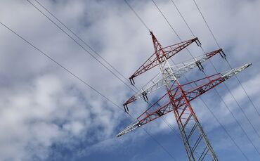 Strom Strommasten energie stromausfall symbol symbolbild symbolfoto