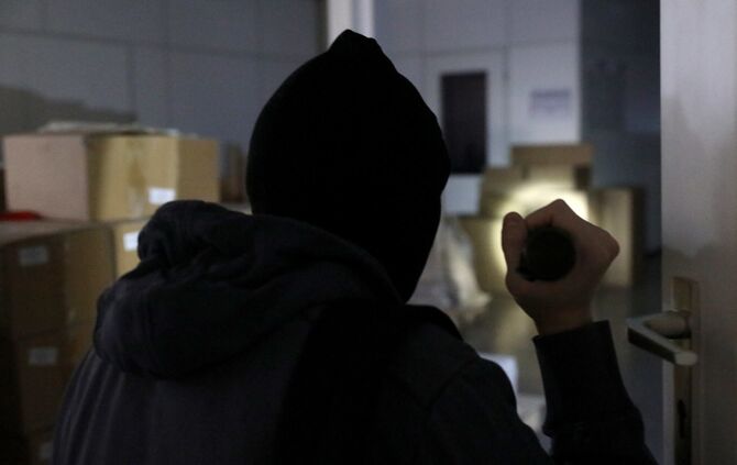 Blaulicht Einbrecher Einbruch Dieb Symbol Symbolbild  Symbolfoto