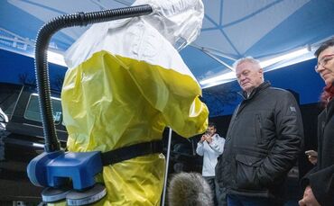 Bundeslandwirtschaftsminister Rainer besucht das FLI auf Riems