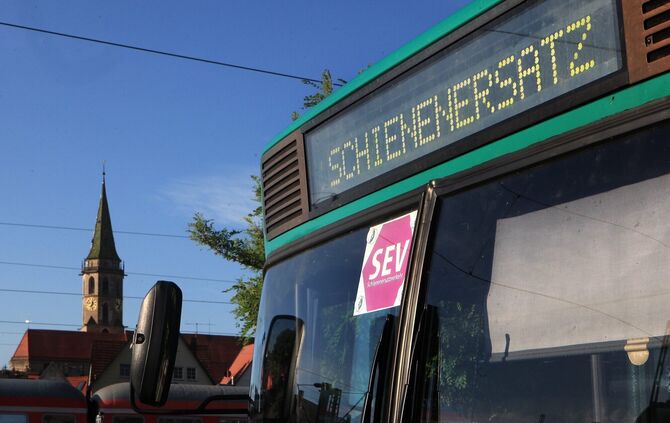 Schienenersatzverkehr Busersatzverkehr Ersatzverkehr Bus Symbol Symbolbild Symbolfoto Schienenersatz