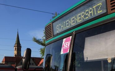 Schienenersatzverkehr Busersatzverkehr Ersatzverkehr Bus Symbol Symbolbild Symbolfoto Schienenersatz