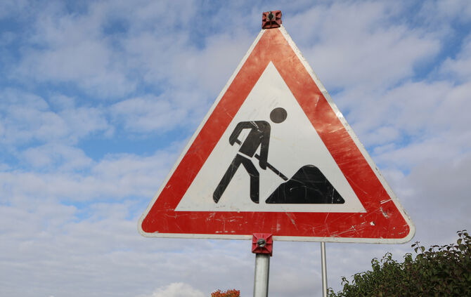 Baustelle Baustellenschild Straßensperrung Straßenbau symbol symbolbild symbolfoto