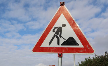 Baustelle Baustellenschild Straßensperrung Straßenbau symbol symbolbild symbolfoto
