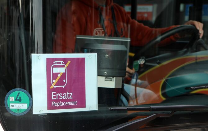 Schienenersatzverkehr Busersatzverkehr Ersatzverkehr Bus Symbol Symbolbild Symbolfoto Schienenersatz