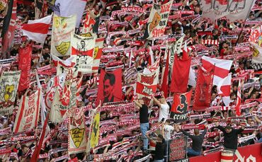 VfB Symbolbild Ultra Ultras Cannstatter Kurve Fans Schal Fahnen