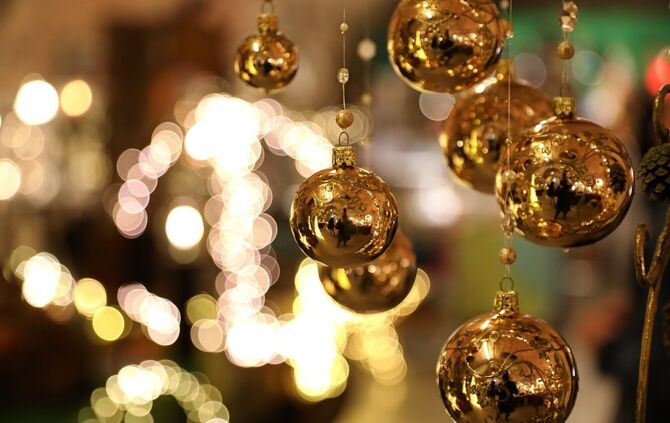 Weihnachten Weihnachtsmarkt Weihnachtszeit Weihnachtsschmuck Weihnachtsdeko Christbaumkugeln Symbol Symbolfoto