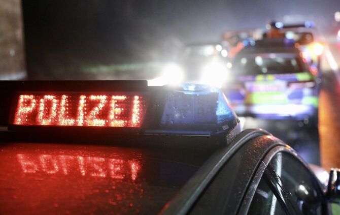 Polizei nachts ausgangsbeschränkung kontrolle Präsens symbol symbolbild symbolfoto